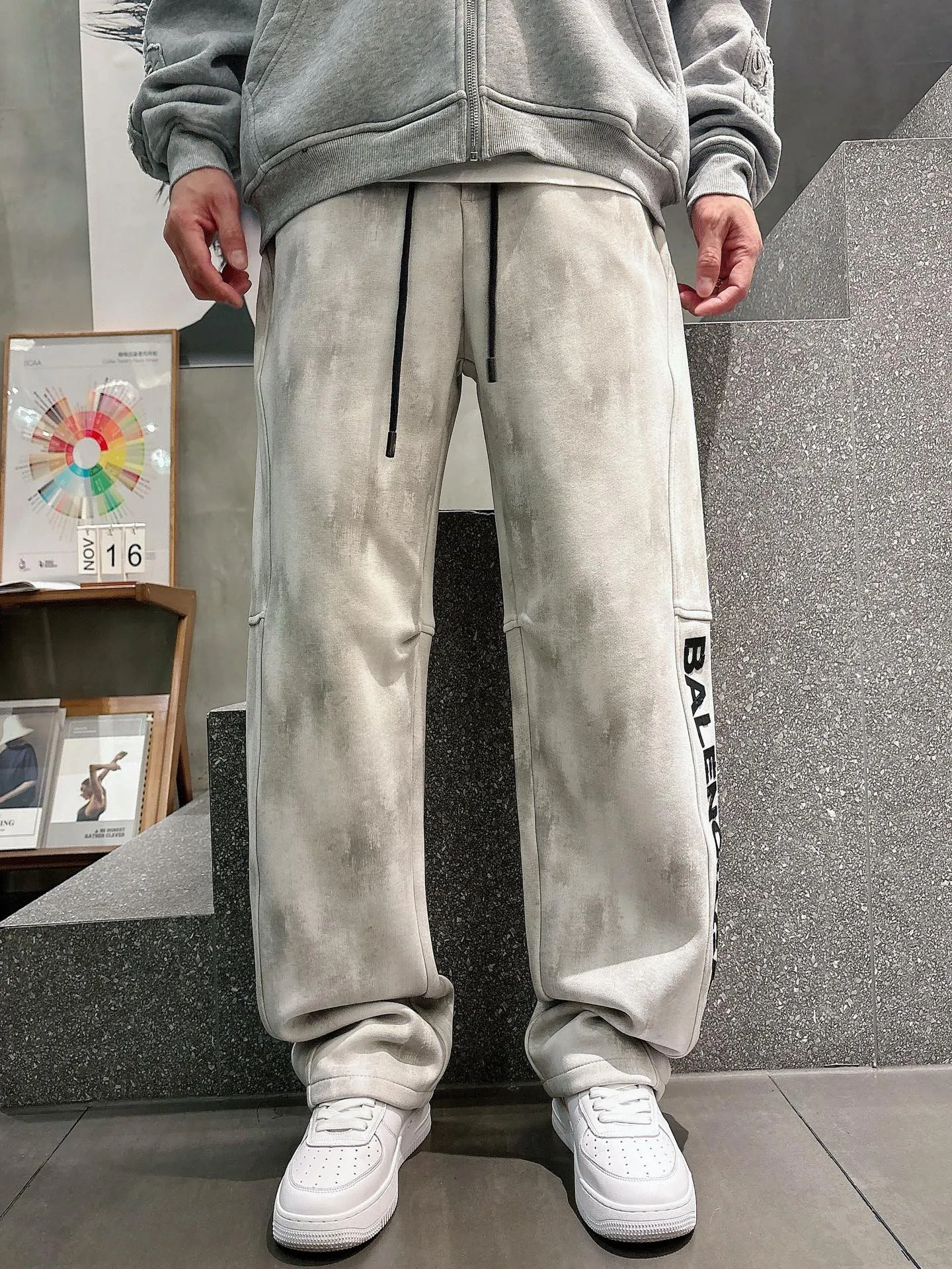 Balenciaga 🆕2026 Autumn and Winter New Arrival Casual Pants! The official website will be released simultaneously. Brand Classic LOGO casual pants, customized fabrics, excellent comfort and strong touch. Highly recognisable, perfect appearance and craftsmanship. Size:M-3XL